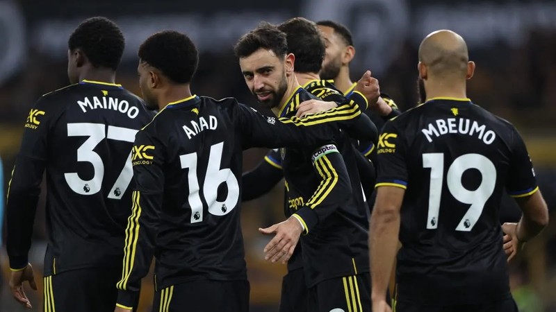 Fernandes leads resurgent United as Wolves fall deeper into crisis